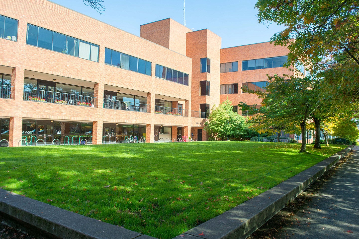 Photo of the exterior of Oregon Hall on the UO campus